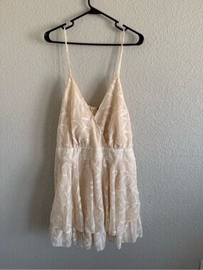 Simple Ivory Embroidered Dress Label Close-Up